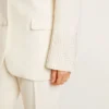 Chaqueta oversize de un solo pecho en color blanco con efecto seda y bordados