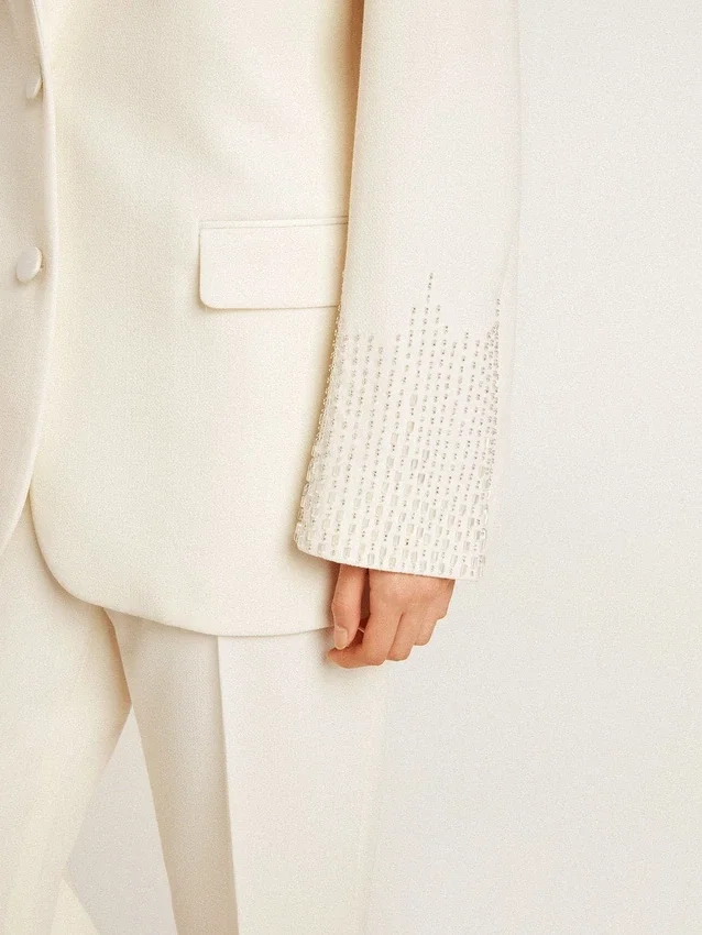 Chaqueta oversize de un solo pecho en color blanco con efecto seda y bordados