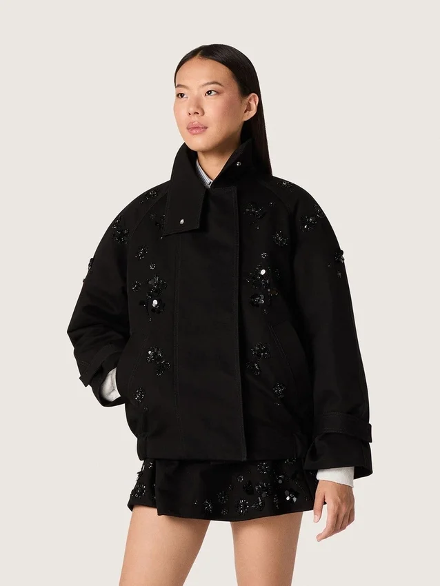 Chaqueta oversize para mujer en sarga de algodón negra con bordado floral de lentejuelas