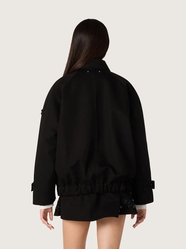 Chaqueta oversize para mujer en sarga de algodón negra con bordado floral de lentejuelas