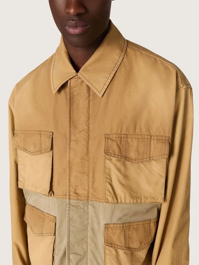 Chaqueta safari unisex de algodón en tonos beige y verde militar con bolsillos extragrandes