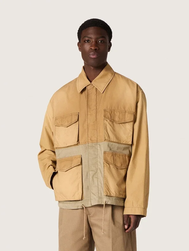 Chaqueta safari unisex de algodón en tonos beige y verde militar con bolsillos extragrandes