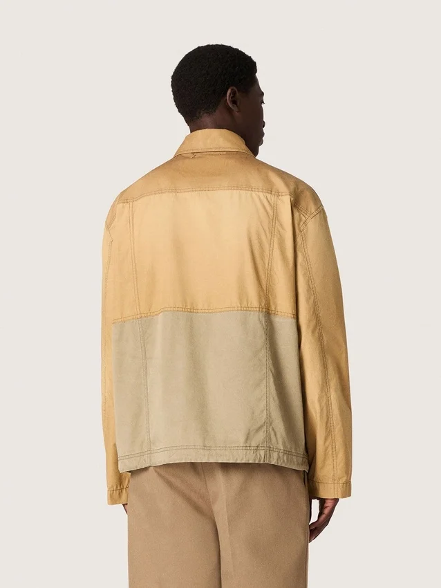 Chaqueta safari unisex de algodón en tonos beige y verde militar con bolsillos extragrandes