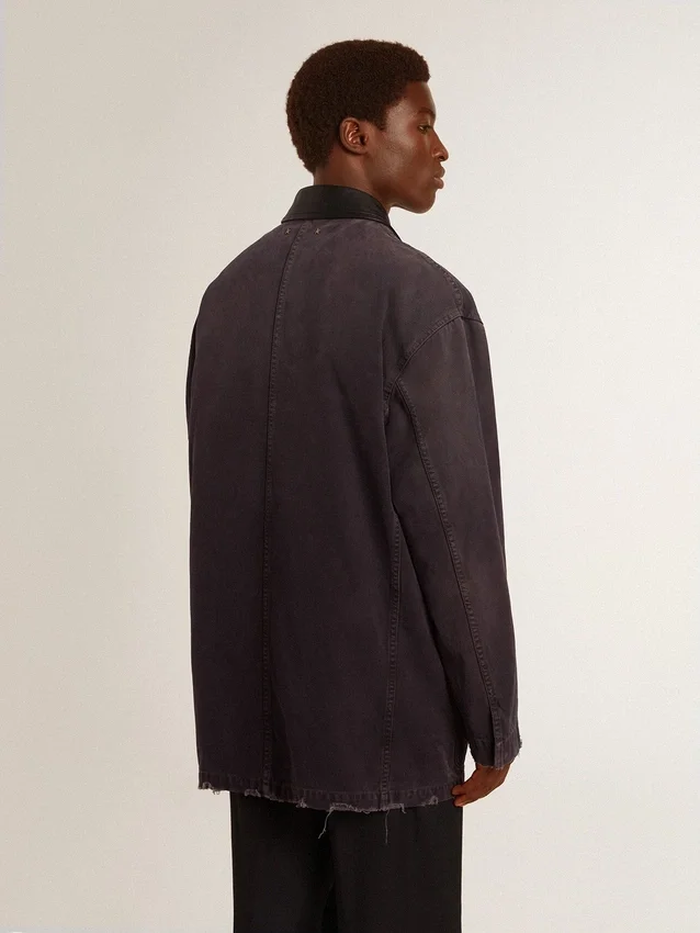 Chaqueta vaquera de hombre con detalles desgastados y cuello de piel