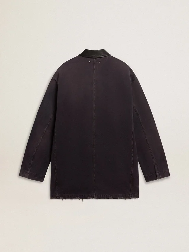 Chaqueta vaquera de hombre con detalles desgastados y cuello de piel