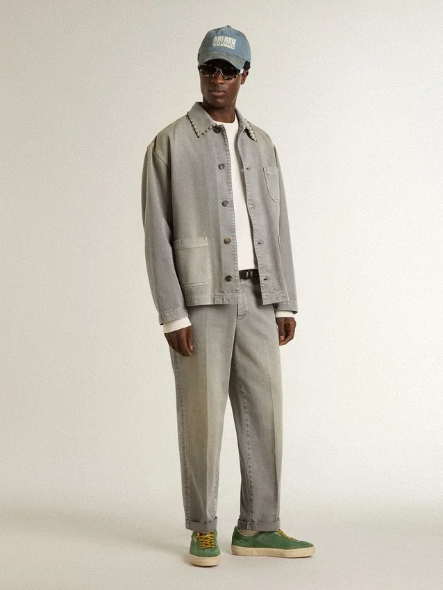 Chaqueta vaquera gris para hombre con tachuelas