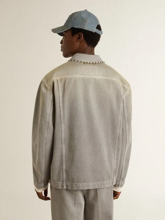 Chaqueta vaquera gris para hombre con tachuelas