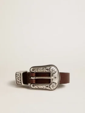 Cinturón de cuero marrón oscuro para mujer con hebilla decorada de color plateado