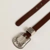 Cinturón de cuero marrón oscuro para mujer con hebilla decorada de color plateado