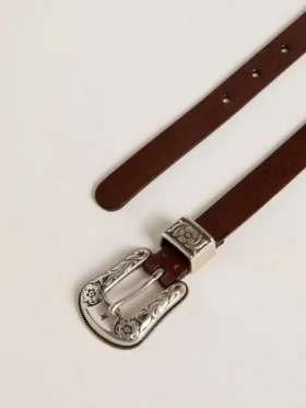 Cinturón de cuero marrón oscuro para mujer con hebilla decorada de color plateado