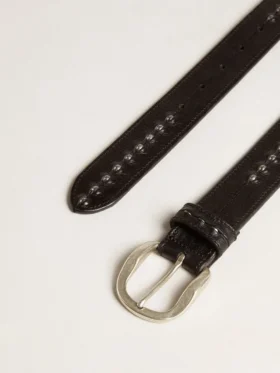 Cinturón de cuero negro con tachuelas