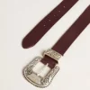 Cinturón de mujer de piel burdeos con hebilla decorada en plata