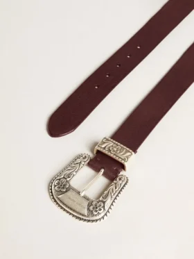 Cinturón de mujer de piel burdeos con hebilla decorada en plata