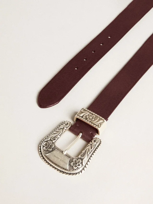 Cinturón de mujer de piel burdeos con hebilla decorada en plata