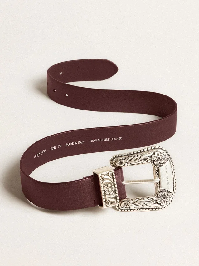 Cinturón de mujer de piel burdeos con hebilla decorada en plata