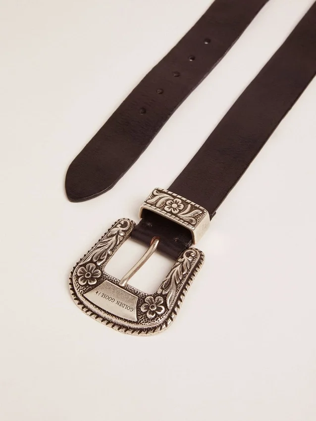 Cinturón de mujer de piel negra con hebilla decorada en color plateado