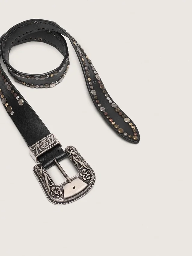Cinturón de mujer de piel negra con tachuelas