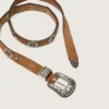 Cinturón fino de cordón en nabuk color avellana con incrustaciones decorativas