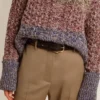 Cinturón negro de mujer en piel lavada con tachuelas doradas