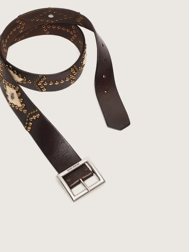 Cinturón Sierra para hombre en piel lavada color caoba con tachuelas decorativas