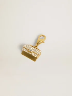 Colgante con forma de bolso de latón dorado con cristales