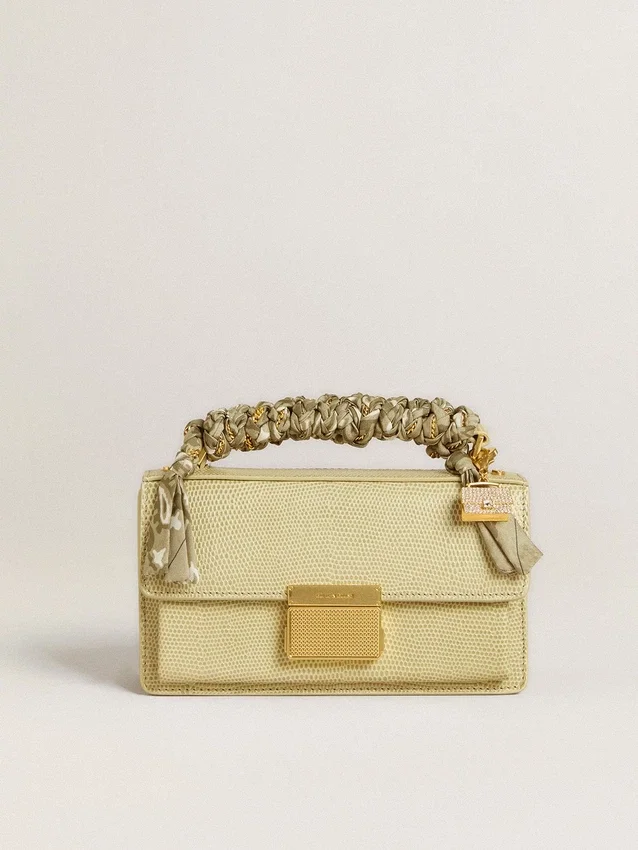 Colgante con forma de bolso de latón dorado con cristales