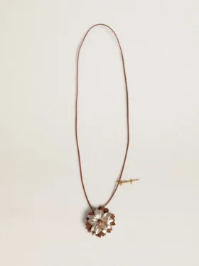 Colgante con forma de flor en piel color tostado y champán