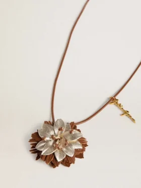 Colgante con forma de flor en piel color tostado y champán