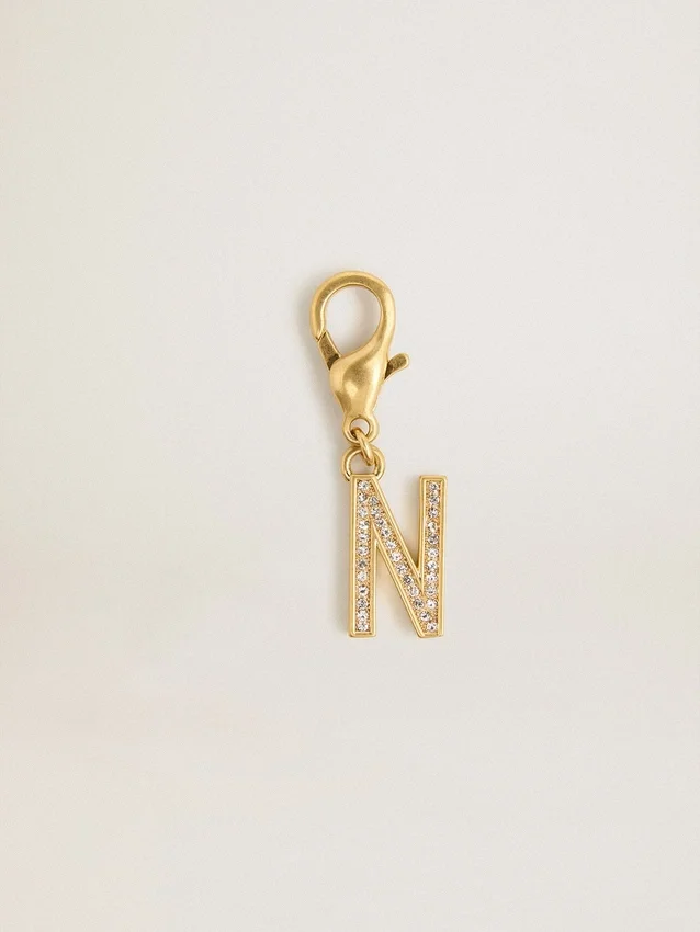 Colgante con la letra N de latón dorado con cristales