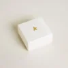 Colgante con la letra «O» de latón dorado con cristales