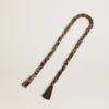 Colgante de tejido trenzado burdeos con cadena de latón