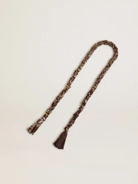 Colgante de tejido trenzado burdeos con cadena de latón