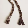Colgante de tejido trenzado burdeos con cadena de latón