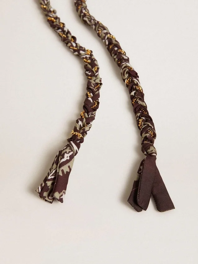 Colgante de tejido trenzado burdeos con cadena de latón