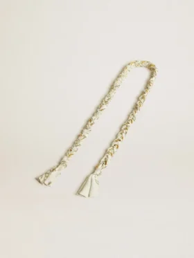 Colgante de tejido trenzado color mantequilla con cadena de latón