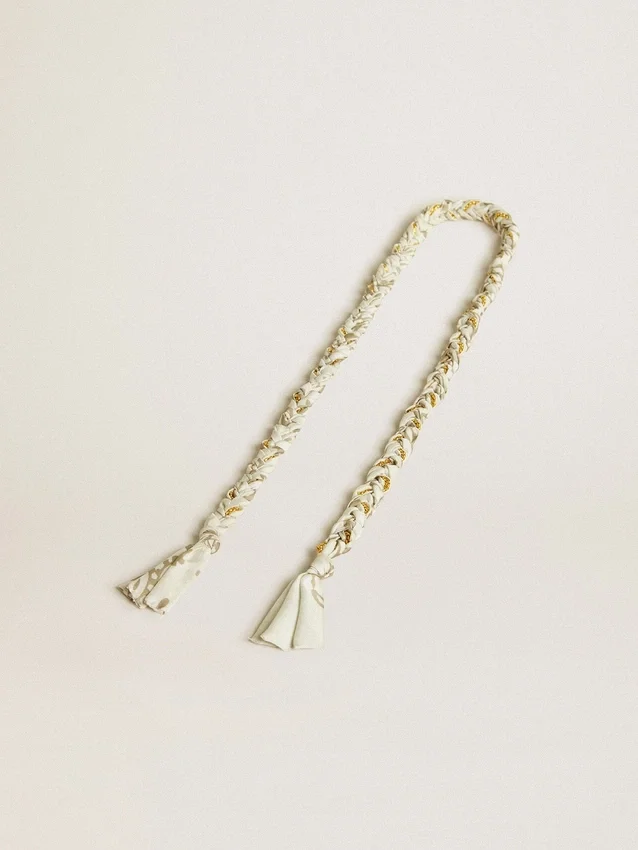 Colgante de tejido trenzado color mantequilla con cadena de latón