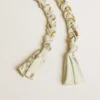Colgante de tejido trenzado color mantequilla con cadena de latón