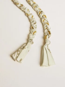 Colgante de tejido trenzado color mantequilla con cadena de latón