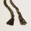 Colgante de tela trenzada negra con cadena de latón