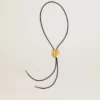Collar con corbata bolo de Jewelmates en piel negra con detalles metálicos en oro antiguo