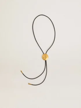 Collar con corbata bolo de Jewelmates en piel negra con detalles metálicos en oro antiguo