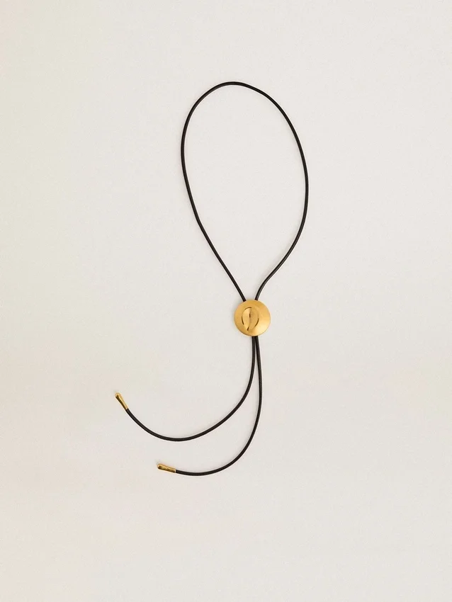 Collar con corbata bolo de Jewelmates en piel negra con detalles metálicos en oro antiguo