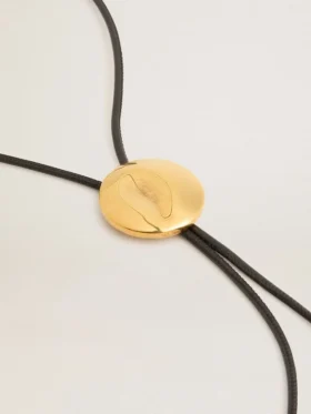 Collar con corbata bolo de Jewelmates en piel negra con detalles metálicos en oro antiguo