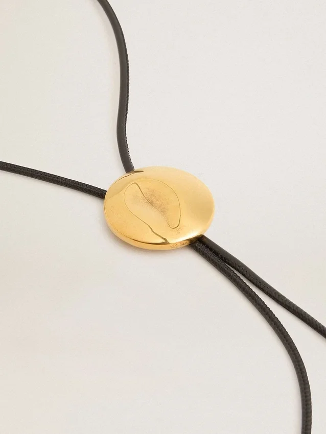 Collar con corbata bolo de Jewelmates en piel negra con detalles metálicos en oro antiguo