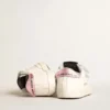 Conjunto escolar para bebé en piel napa blanca con lengüeta del talón de piel rosa