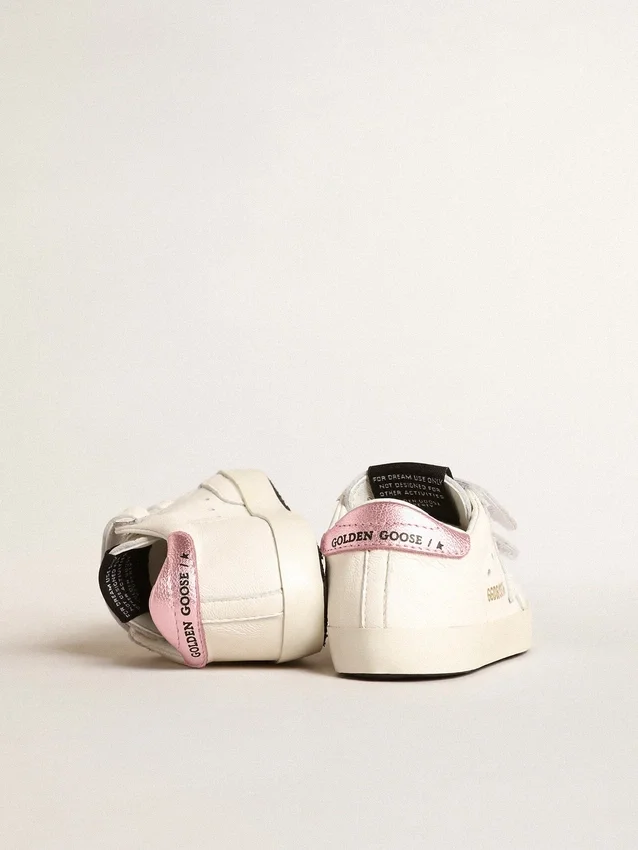 Conjunto escolar para bebé en piel napa blanca con lengüeta del talón de piel rosa