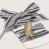 Cordones a rayas «Pieles» con colgante de pluma dorada
