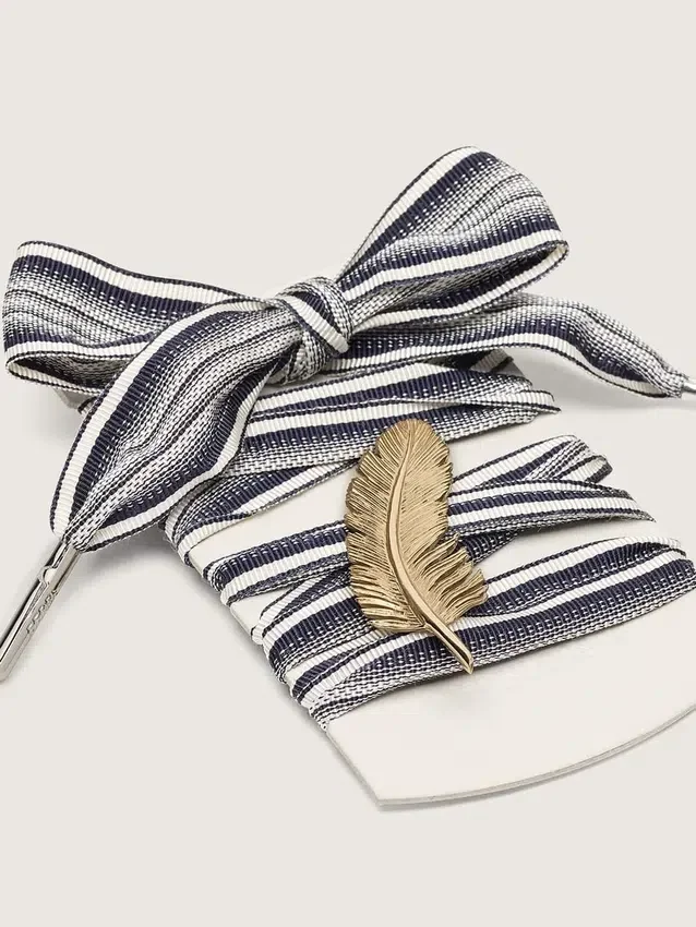 Cordones a rayas «Pieles» con colgante de pluma dorada