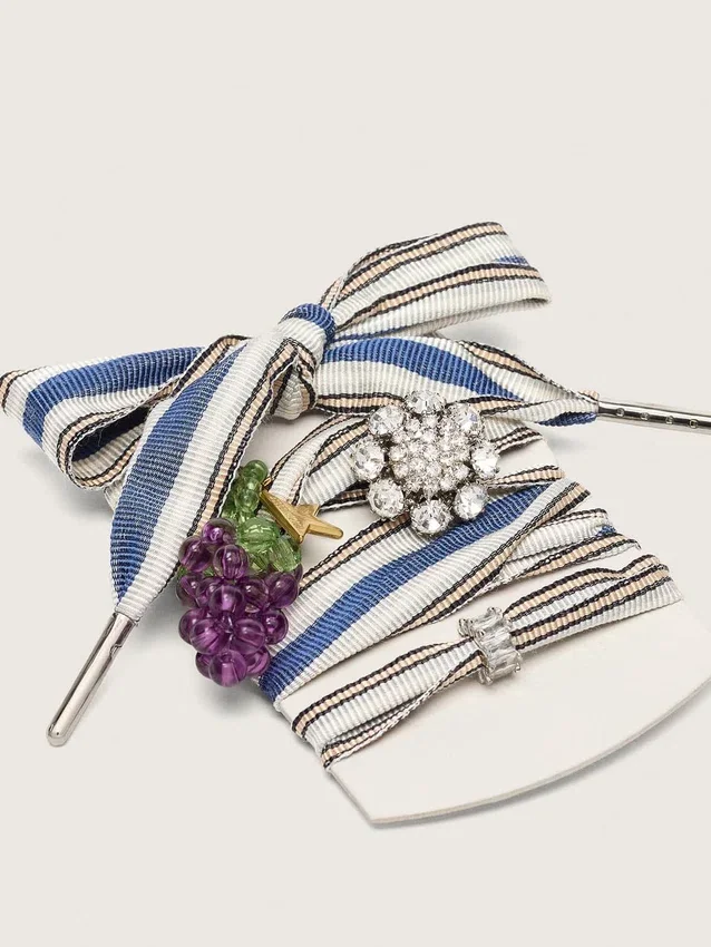 Cordones a rayas «Pieles» con dijes de uva y cristal