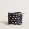 Cordones azul marino con estrellas doradas en contraste